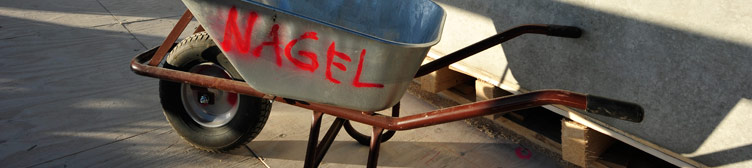 Schubkarre mit Nagelschneider-Markierung